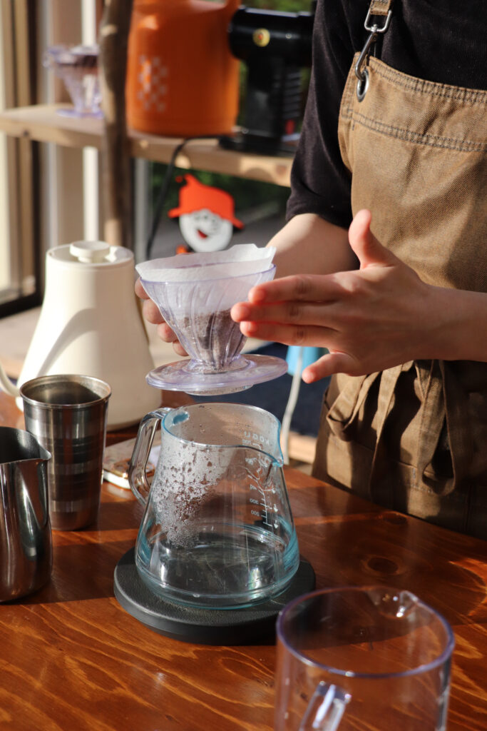 ハンドドリップでコーヒーを淹れる様子
